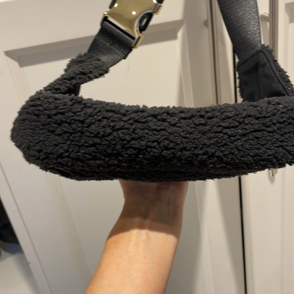 Lululemon everywhere fleece large belt bag.  Used twice. - Picture 4 of 6